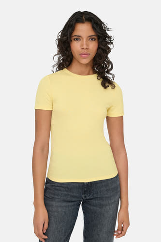 T-shirt jaune à manches courtes de ONLY®, porté avec un short en jeans gris.