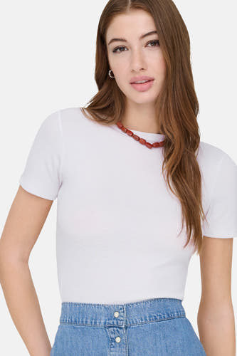 Wit T-shirt met korte mouwen van ONLY, gedragen met een blauwe rok en een rode ketting.