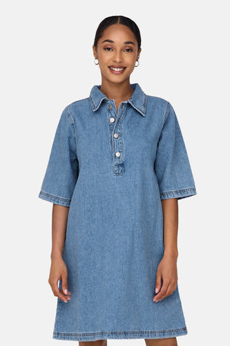 Jupe bleue à manches courtes de ONLY, avec une texture denim et un col.