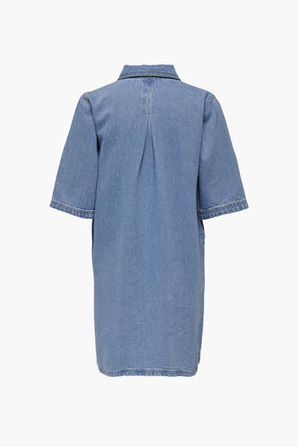 Blauwe jurk met korte mouwen van ONLY, met een denim textuur en een kraag.
