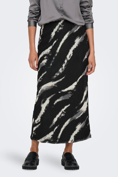 Grijze rok van ONLY met een abstract zwart-wit patroon en een satijnen grijze blouse.
