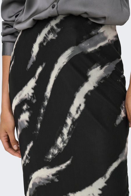 Grijs rok van ONLY met een abstract zwart en witte print en een satijnen blouse.
