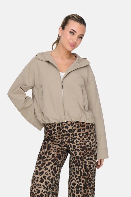 Beige jas van ONLY®, met lange mouwen, ritssluiting en luipaardprint broek.
