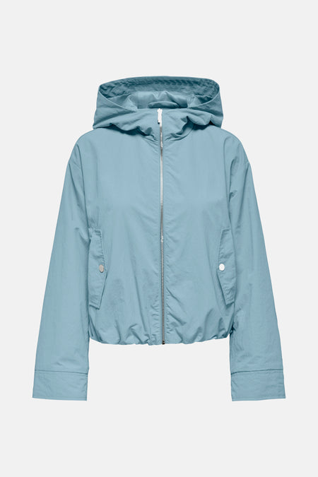 Lichtblauwe jas met capuchon en zilveren rits.