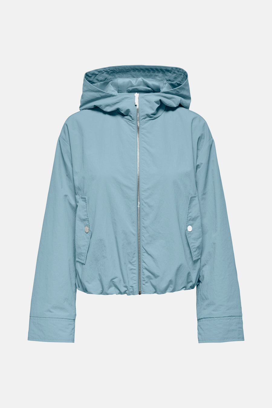 Lichtblauwe jas van ONLY, met capuchon en zilverkleurige ritssluiting.
