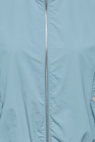 Lichtblauwe jas van ONLY, met een zilverkleurige ritssluiting en knoopdetails.