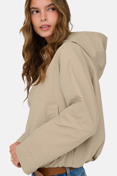 Beige korte jas van ONLY, met capuchon en zak.
