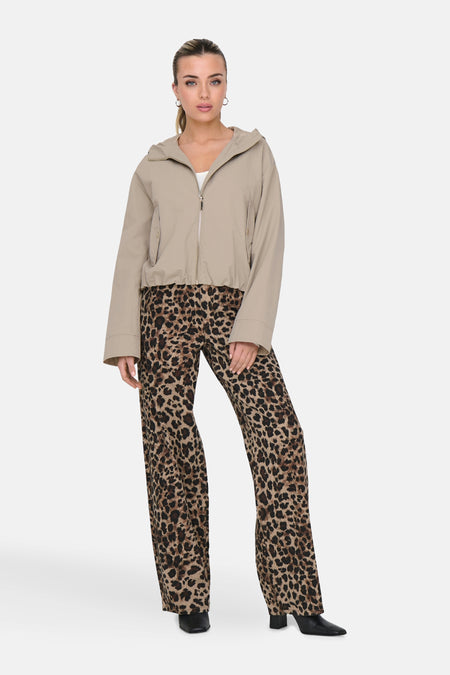 Beige korte jas van ONLY, met lange mouwen en luipaardprint broek.

