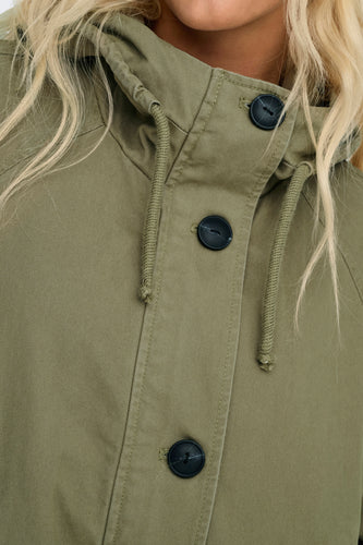 Groene jas met knopen en capuchon.