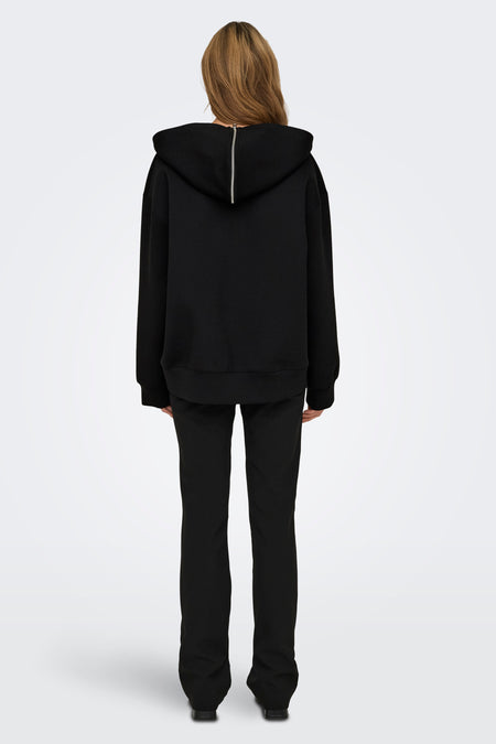 Zwarte sweater met capuchon van ONLY®, achterzijde met rits, oversized fit, model draagt zwarte broek