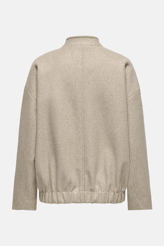Manteau court beige d'ONLY, avec des manches longues et une ceinture élastique à l'arrière.