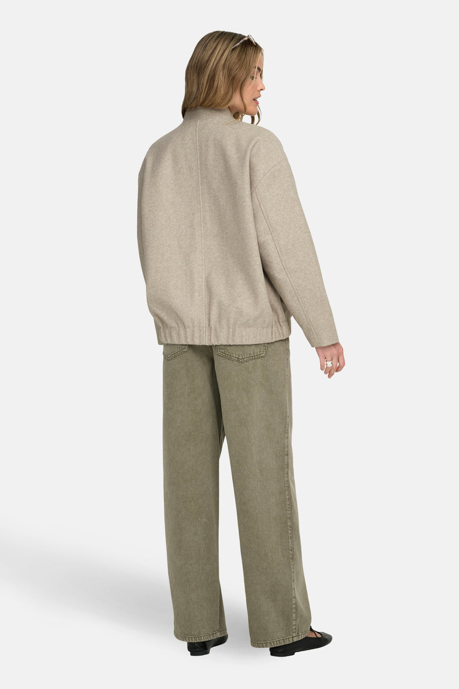 Manteau court beige d'ONLY, avec des manches longues et une coupe droite.