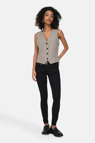 Beige blazer van ONLY, met knoopsluiting, gecombineerd met zwarte jeans en zwarte loafers.