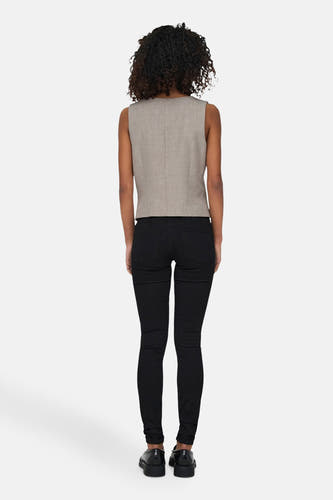 Beige blazer van ONLY, met een lichte textuur en gedragen met zwarte jeans en zwarte schoenen.
