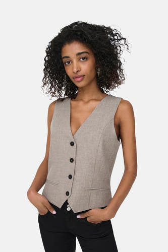 Beige blazer van ONLY®, met knoopsluiting en steekzakken, gedragen met een zwarte broek.