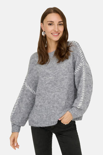 Sweat-shirt gris à col rond de JDY, avec des boutons sur les manches, associé à un jean noir et des boucles d'oreilles argentées.