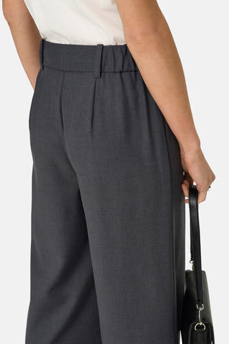 Grijze kostuumbroek van ONLY®, met een elastische tailleband en geplooide details aan de achterkant.