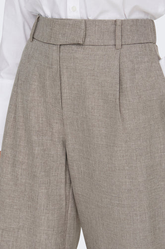 Beige kostuumbroek van ONLY®, met plooien aan de voorkant en een riemlus detail.