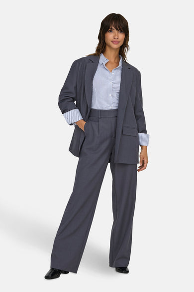 Pantalon de costume bleu ONLY ONLY, avec un chemé et et blazer.