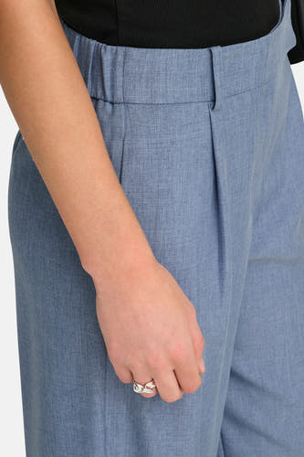 Blauwe kostuumbroek van ONLY, met een elastische tailleband en gedrapeerde plooien aan de voorkant.
