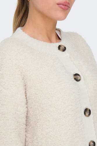 Cardigan écru de JDY, avec une fermeture à boutons bruns et une douce texture.