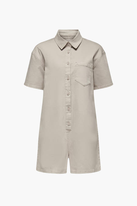 Bruine playsuit van ONLY, met korte mouwen, een kraag en knoopsluiting aan de voorkant.

