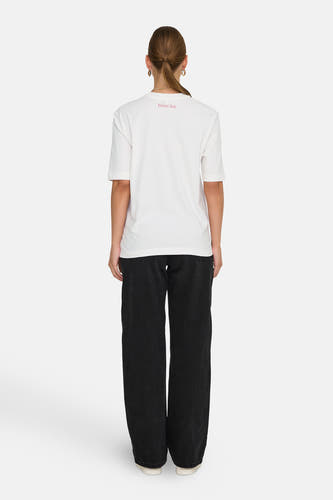Wit T-shirt met korte mouwen van ONLY®, met 'Street Art' tekst detail achterop en gecombineerd met zwarte jeans.
