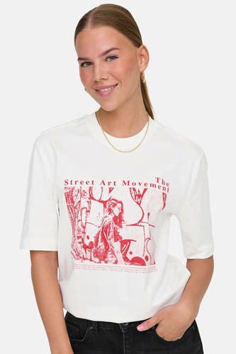 Wit T-shirt met korte mouwen van ONLY, met rode print en gedragen met een gouden ketting en zwarte jeans.
