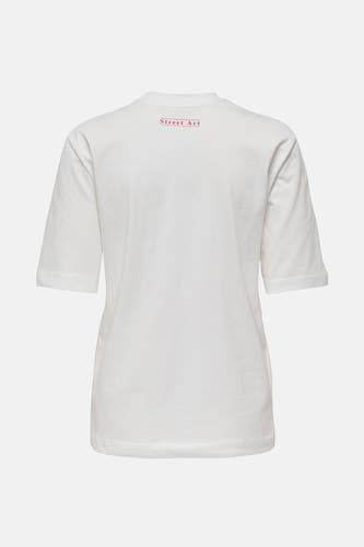 Wit T-shirt met korte mouwen van ONLY®, met rode "Street Art" tekst op de achterkant.