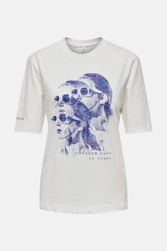 Wit T-shirt met korte mouwen van ONLY, met blauwe print van gezichten en de tekst "Voyager dans le temps".
