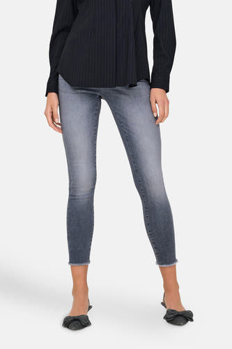 Jean skinny bleu mid blush d'ONLY, avec des bordures effilochées et un lavage subtil.