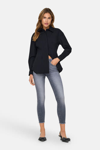 BLUSH mid blue skinny jeans van ONLY, met gerafelde enkelboorden en een onopvallende wassing.
