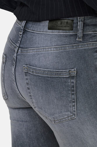 Jean skinny gris en denim par ONLY avec des poches arrière et une étiquette en cuir.
