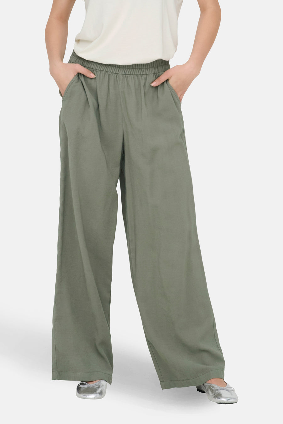 Pantalon vert de ONLY, avec jambes larges et taille élastique.