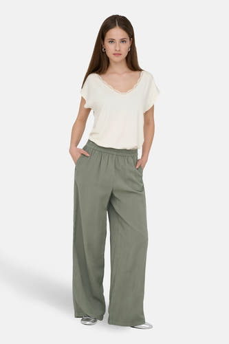 Groene broek van ONLY, met wijde pijpen en een elastische tailleband.
