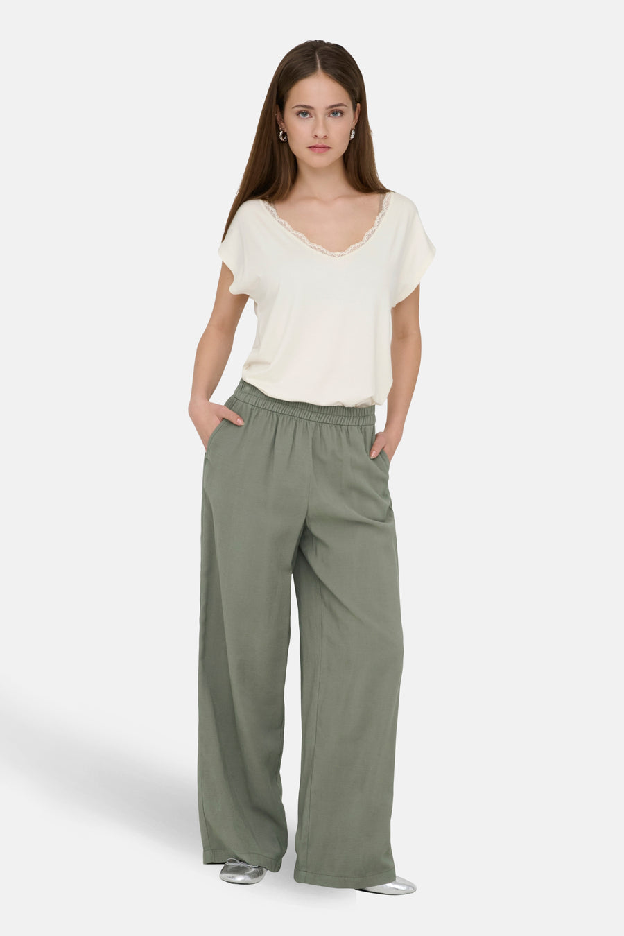 Groene broek van ONLY, met wijde pijpen en een elastische tailleband.
