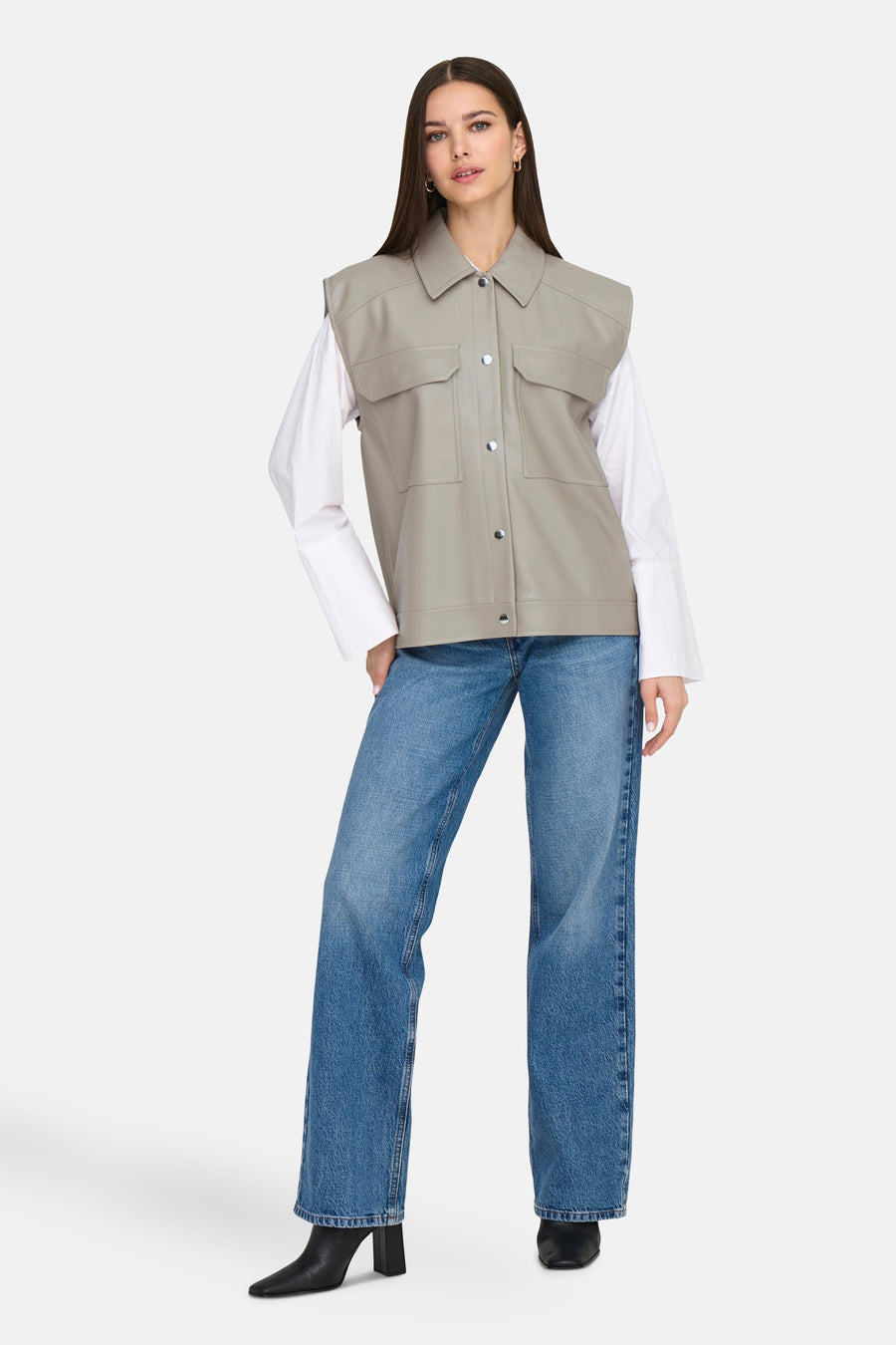Beige lederen jas van ONLY®, gedragen met een wit overhemd en blauwe jeans.