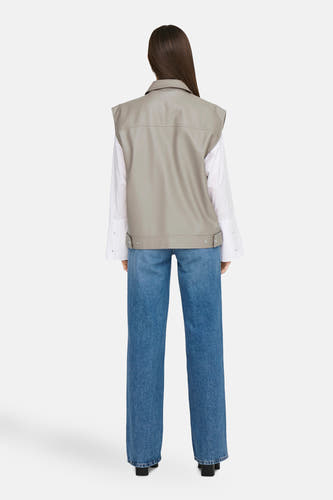 Beige leren jas van ONLY, met een witte blouse en blauwe jeans.