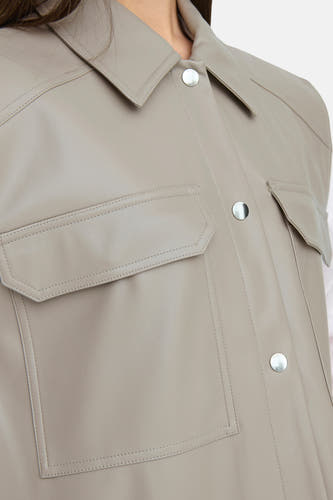 Beige leren jas van ONLY, met opgestikte zakken en zilverkleurige knopen.
