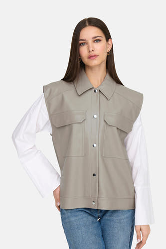 Beige lederen jas van ONLY, met opgestikte zakken en gedragen over een wit overhemd met jeans.
