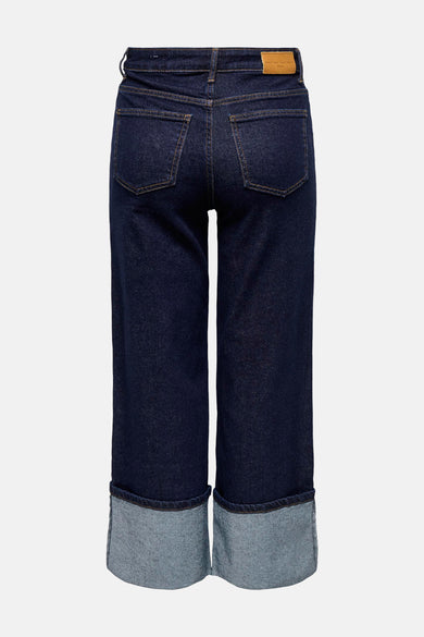 Donkerblauwe wide jeans van ONLY, met omgeslagen pijpen en achterzakken.
