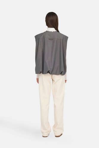 Grijs bodywarmer van ONLY, met een losse pasvorm en zichtbare beige broek en witte top.

