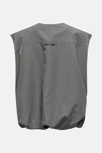 Grijze bodywarmer van ONLY, met een subtiele textuur en een minimalistisch ontwerp.