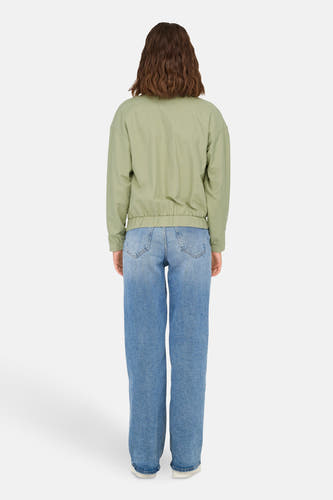 Groene korte jas van ONLY, met lange mouwen en gecombineerd met een jeans.