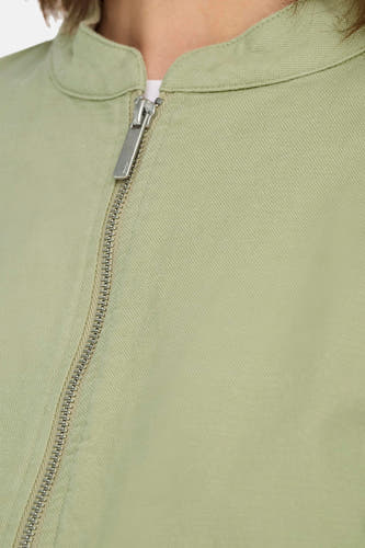 Groene korte jas van ONLY, met zilverkleurige ritssluiting en opstaande kraag.