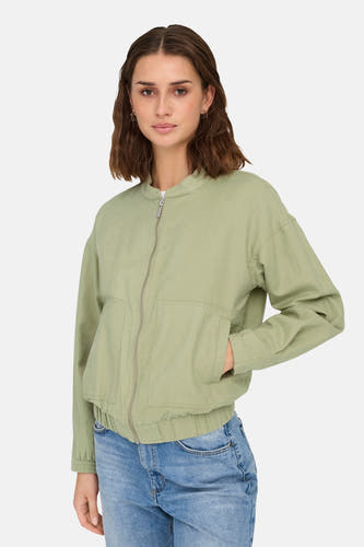 Groene korte jas van ONLY, met ritssluiting en zakken, gecombineerd met blauwe jeans.