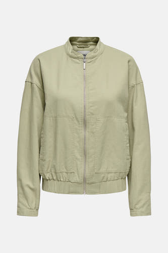 Groene korte jas van ONLY, met lange mouwen, een ritssluiting en twee zakken.
