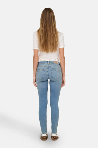 Lichtblauwe skinny jeans van ONLY, met zichtbaar merklabel en combinatie met wit shirt.
