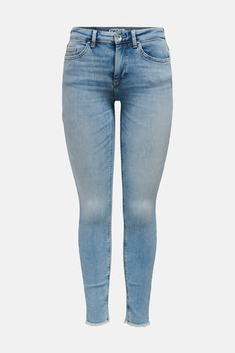 Lichtblauwe skinny jeans van ONLY met een gerafelde zoom.
