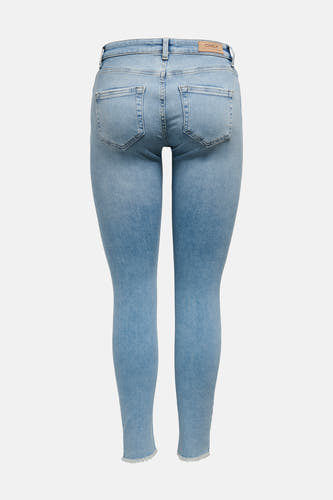 Lichtblauwe skinny jeans van ONLY, met achterzakken en gerafelde randen.
